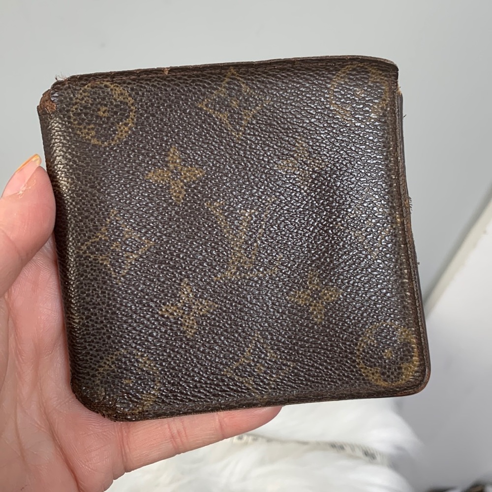 2001 authentic Louis Vuitton men’s wallet
